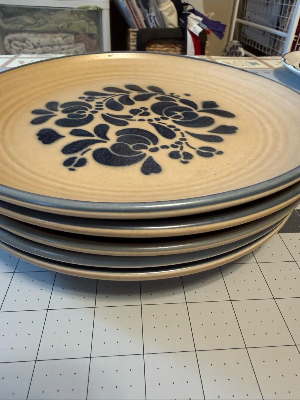 Set of 3 Pfaltzgraff Folk Art collection plates.